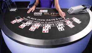 Antarmuka meja blackjack Dream Gaming dengan dealer langsung